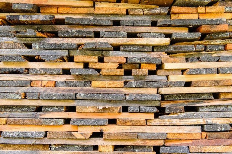Ile waży drewno konstrukcyjne?